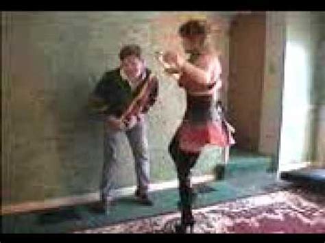 Gnadenloses hartes Ballbusting! Mistress Redix tritt so